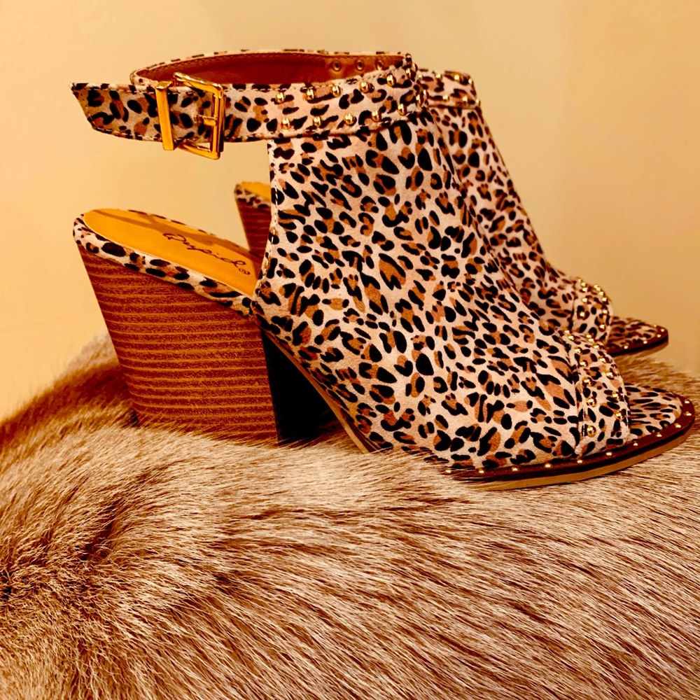 Sexy peep toe cheetah print block heels